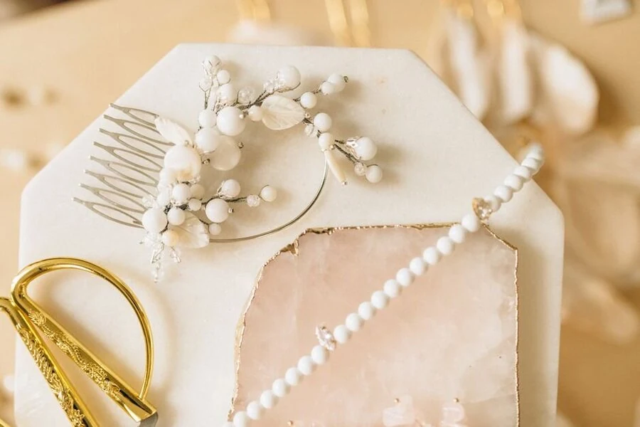 Hình minh họa cho chủ đề: Chọn Đá Theo Tông Màu Trắng Và Ánh Kim: Ý Nghĩa, Cá Tính Và Gợi Ý Quà Tặng
