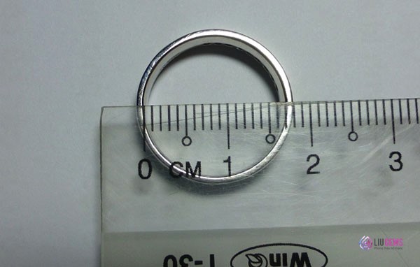 Bạn để vạch 0 của cây thước vào viền trong của chiếc nhẫn (như hình).