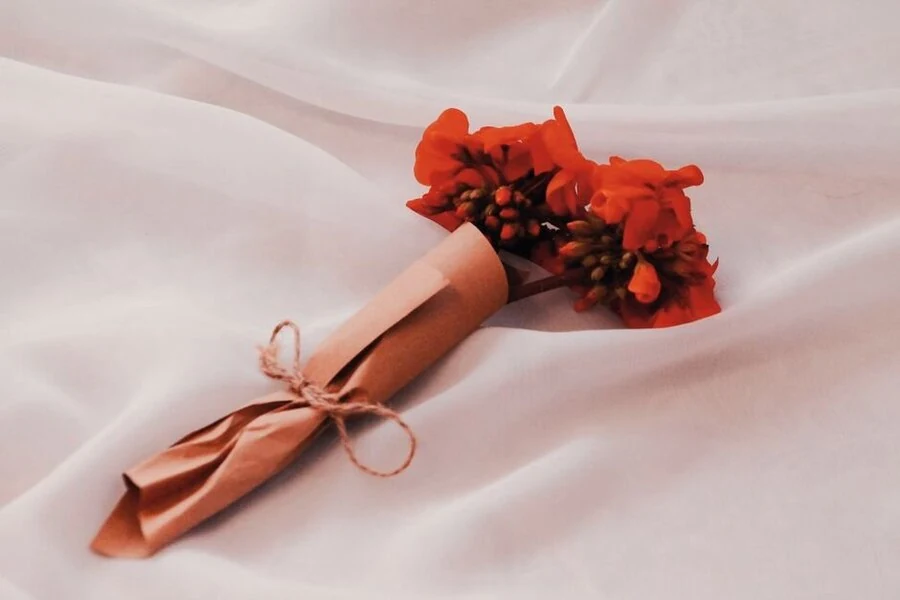 Minh họa nội dung: 20/10 Nên Tặng Quà Gì? Gợi Ý Quà Trang Sức Đá Ý Nghĩa Cho Vợ, Mẹ, Người Yêu
