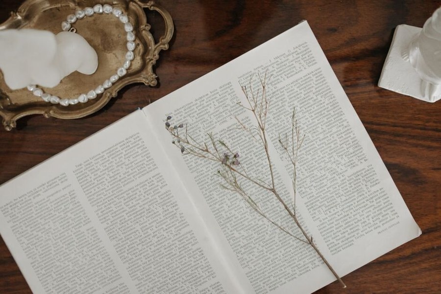 Hình minh họa cho chủ đề: 7 quy tắc phối trang sức đi làm tối giản: Đâu là điểm nhấn khác biệt